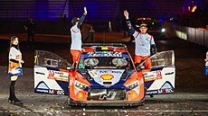 Thierry Neuville se raduje z vít�zství Japonské rallye.