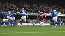 Bruno Fernandes z Manchesteru United dribluje v utkání proti Ipswichi.