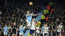Kyle Walker z Manchesteru City hlavikuje mí v utkání s Tottenhamem.