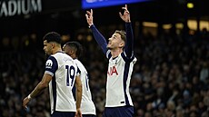 James Maddison z Tottenhamu a jeho gólová radost v utkání proti Manchesteru...