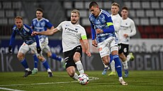 Souboj kapitán Jana Klimenta z Olomouce a Jana Mikuly z Liberce.