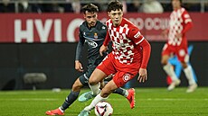 Ladislav Krej�í z Girony si vede mí� b�hem utkání proti Espanyol.