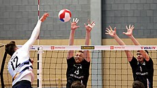 Beskydtí volejbalisté Michal Kriko a Michal Pibyl blokují zlínského smeae...
