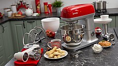 Limitovaná vánoní retro série spotebi Gorenje je v typické ervené barv.