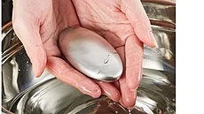 Ocelové mýdlo vydr�í �v��n�, zbaví va�e ruce zápachu z rybiny, cibule i...