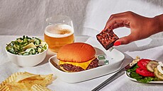 Aerolinky Delta Air Lines nabídnou cestujícím v první t�íd� cheeseburgery Shake...