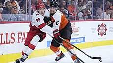 Martin Neas (vlevo) z Caroliny v souboji s Travisem Sanheimem z Philadelphie.