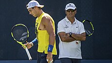 Rafael Nadal na tréninku se strýcem Tonim.