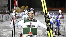 Norský sdruená Jarl Magnus Riiber se raduje z triumfu v závod Svtového...