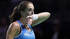 Italská tenistka Lucia Bronzettiová v zápase se Slovenkou Viktorií Hrunákovou.