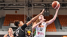 Araujo Maria Perezová (vlevo) z Mersinu brání Emmu echovou ze abin.