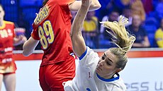 �eská házenká�ka Alena Stellnerova (vpravo) zakon�uje p�es bránící Rumunku...