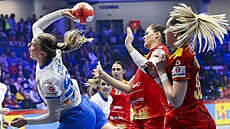 �eská házenká�ka Charlotte Cholevová st�ílí na branku Rumunska.