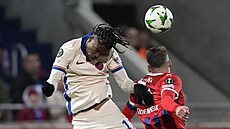 Carney Chukwuemeka (vpravo) z Chelsea hlavi�kuje v utkání s Heidenheimem.