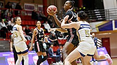 Dominuue Malongaovou z Lyonu brání chomutovská basketbalistka Adéla...