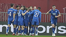 Fotbalisté Glasgow Rangers slaví gól Václava �erného v zápase s Nice.