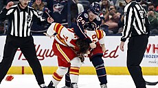 Mathieu Olivier (vpravo) z Columbusu v bitce s Ryanem Lombergem z Calgary.
