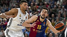 Tomá� Satoranský (vpravo) z Barcelony brán�ný   Edym Tavaresem z Realu Madrid.