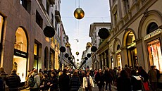 Ulice Montenapoleone v Milán�, kde sídlí butiky �ady luxusních zna�ek. (20....