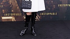 Na první pohled vypadala Jennifer Lopezová v Londýn� mo�ná a� trochu fádn�.