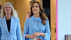 V podobných modelech, tedy v bl�zkách a maxi sukních, se Mary jako královna...