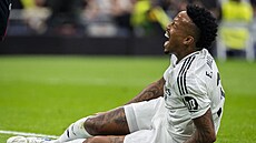 Stoper Realu Madrid Éder Militao v bolestech poté, co si v utkání s Osasunou...