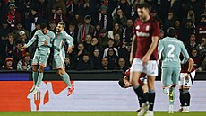 Ángel Correa (druhý zleva) z Atlétika Madrid. slaví gól do sít� Sparty.