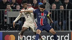 Kingsley Coman (vlevo) z Bayernu Mnichov se sna�í udr�et mí� v zápase s PSG.