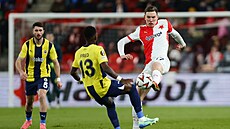 Slávistický zálo�ník Luká� Provod v souboji o mí� v utkání s Fenerbahce.