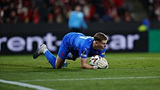 Slávistický gólman Antonín Kinský kontroluje mí� v utkání s Fenerbahce.