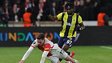 K�ídelník Fenerbahce Allan Saint-Maximin v souboji se slávistou Luká�em...