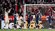Výbuch radosti v podání hrá�� Bayernu Mnichov po úvodním gólu v utkání s PSG.