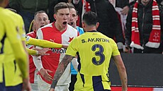 Luká� Provod ze Slavie k�i�í na obránce Fenerbahce Sameta Akaydina.