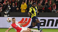 Slávistický obránce Tomá� Hole� se sna�í skluzem zastavit Allana Saint-Maximina...