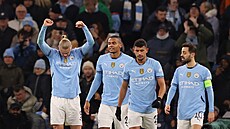 Erling Haaland (vlevo) slaví po boku spoluhrá�� z Manchesteru City dal�í gól...