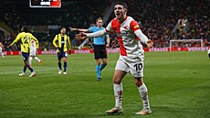 Christof Zafeiris hecuje slávistické fanou�ky b�hem duelu s Fenerbahce.