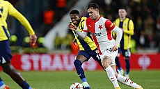 Slávistický kídelník Matj Jurásek vede mí mezi hrái Fenerbahce.
