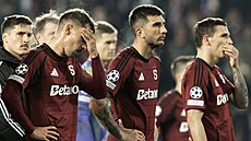 Zklamaní spar�an�tí fotbalisté po debaklu s Atlétikem Madrid.
