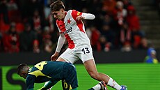 Branká Fenerbahce Dominik Livakovi sbírá mí ped Mojmírem Chytilem ze Slavie.