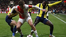 Mojmír Chytil se snaí udret balon proti pesile hrá Fenerbahce.