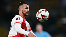 Slávistický útoník Ivan Schranz si zpracovává mí v zápase proti Fenerbahce.