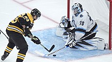 Brad Marchand (63) z Boston Bruins se marn pokouí zakonit proti Utahu, v...