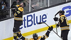 Elias Lindholm, David Pastrák a Brad Marchand (zleva) slaví gól Bostonu.