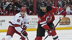 Martin Neas (vlevo) z Carolina Hurricanes brání Johnathana Kovacevice z New...