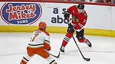 Taylor Hall (71) z Chicago Blackhawks st�ílí na bránu Anaheim Ducks kolem Radka...