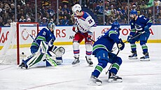 Quinn Hughes (43) a Filip Hronek (17) z Vancouver Canucks sledují, jak jejich...