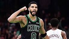Jayson Tatum (0) z Boston Celtics se raduje z ko�e b�hem zápasu s Cleveland...
