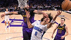 Anthony Davis (3) z Los Angeles Lakers blokuje Anthonyho Blacka z Orlando Magic.