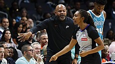 J. B. Bickerstaff, trenér Detroit Pistons, a rozhod�í Danielle Scottová