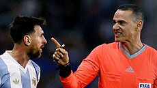 Rozhod�í Wilmar Roldan se obrací k argentinskému úto�níkovi Lionelu Messimu.